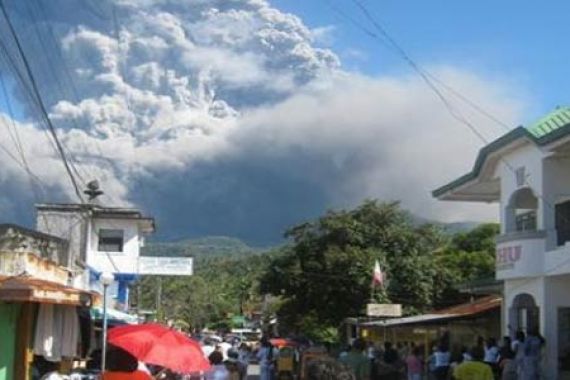 Gunung Berapi Filipina Muntahkan Awan Panas, Penduduk Diminta Siapkan Stok Makanan - JPNN.COM