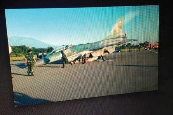 Jet Tempur F-16 Pecah Ban saat Landing, Ini Penampakannya - JPNN.COM