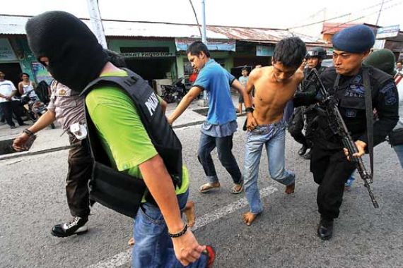 Heboh! Kampung Narkoba Dikepung, Bandar tak Berkutik, Ini Fotonya - JPNN.COM