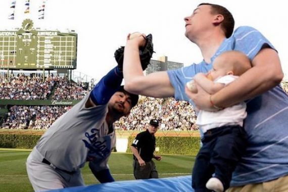 HEBAT... Pria Ini Menangkap Bola Bisbol sambil Menggendong Bayinya - JPNN.COM