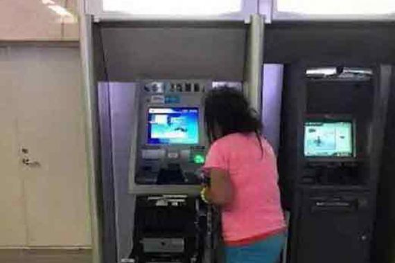 Kartu Tertelan, Wanita Ini Mengamuk dan Bongkar Mesin ATM Pakai Tangan - JPNN.COM
