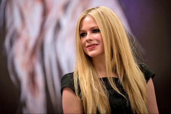Ini yang Membuat Avril Lavigne Happy, Meski Terbaring Lemah karena Lyme - JPNN.COM