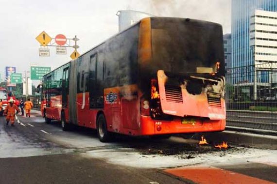 Bus Transjakarta Terbakar di Halte UI Salemba - JPNN.COM