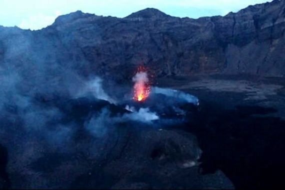 Gunung Raung Erupsi, Dua Penerbangan Batal - JPNN.COM