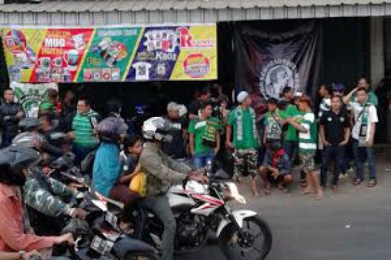 Libur Dukung Tim di Stadion, Bonek Jabodetabek Bagi-bagi Takjil di Depok - JPNN.COM