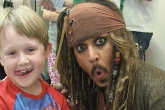 Di Sela Kegiatan Syuting, Johnny Depp Kunjungi Pasien Anak di RS Brisbane - JPNN.COM