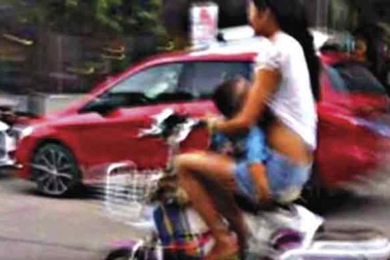 Ibu-Ibu, Tolong Jangan Susui Anak sambil Nyetir Sepeda Motor Ya! Seperti Ini Bahaya - JPNN.COM