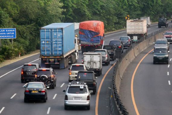 Di Kilometer 74, Tol Cipali Padat Merayap - JPNN.COM