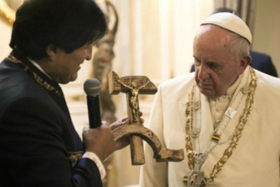 Geger! Paus Fransiskus Dihadiahi Salib Palu Arit dari Presiden Bolivia - JPNN.COM