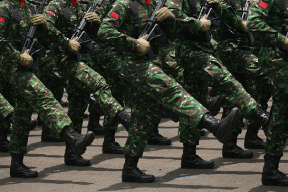 Brutal, Serang Markas Brimob, Ratusan TNI AD Bawa Benda Mirip Pelontar Mortir - JPNN.COM