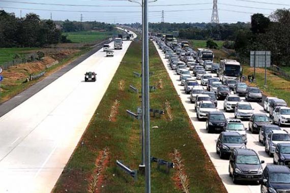 Ketiduran di Tol Cikampek, Avanza Seruduk Camry, Seorang Anak Meninggal - JPNN.COM