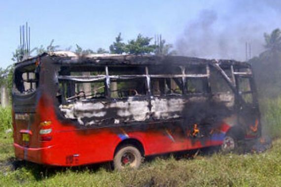 Korsleting Listrik, Bus Pariwisata Terbakar di Tol Cikampek - JPNN.COM