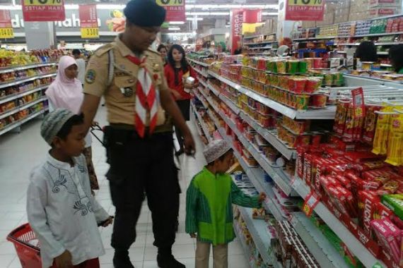 Kejadian Mengharukan Ketika Anak Yatim Diajak Pramuka Belanja Lebaran di Mall - JPNN.COM