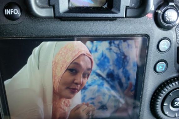 Aihhh... Tante Angie Makin Cantik Saat Salat Id di Rutan Pondok Bambu - JPNN.COM