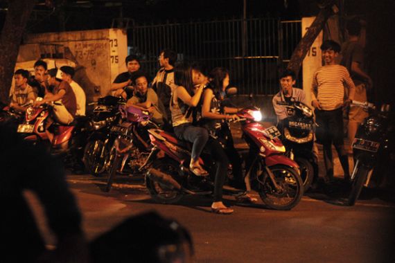 Bak Moto GP, Cabe-cabean Dampingi Pembalap, Polisi: Ayo Jongkok Semua! - JPNN.COM