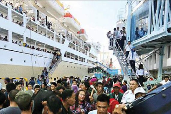 599 Penumpang Rayakan Idul Fitri di Pelabuhan - JPNN.COM