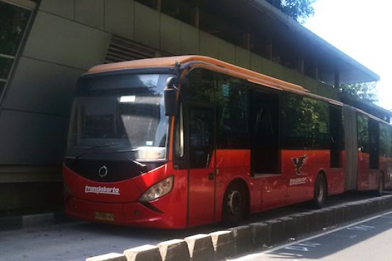 Mesin Belakang Terbakar, Transjakarta Mogok di Halte Stasiun Jatinegara - JPNN.COM