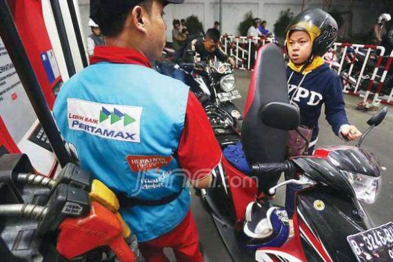 Stok Pertamax Menipis, Desak Dirut Pertamina Mundur - JPNN.COM