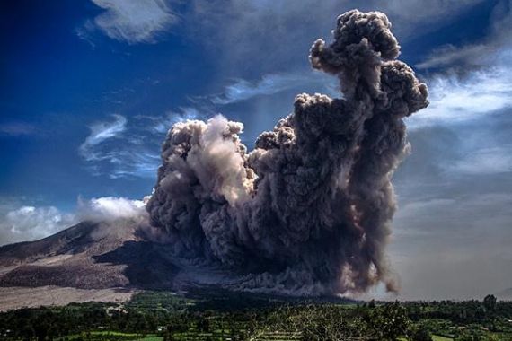 Gunung Raung Kembali Ngebul, Abu Vulkanik Capai Ketinggian 5 ribu Meter - JPNN.COM