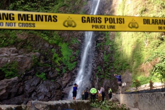 Petugas Gelar Olah TKP di Air Terjun Sedudo - JPNN.COM