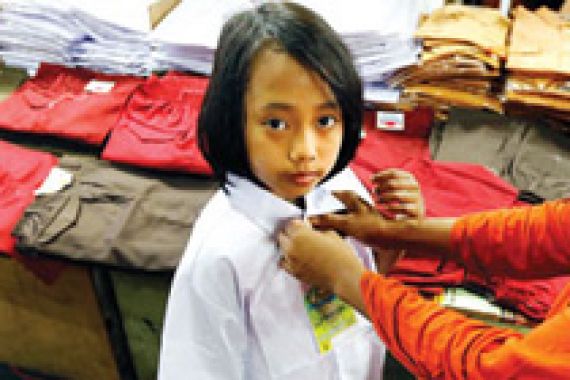 'Kelas' Baru, Beli Seragam Baru - JPNN.COM