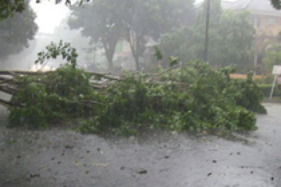 Di Jawa Kekeringan, Sumbar Dilanda Badai dan Hujan Es - JPNN.COM