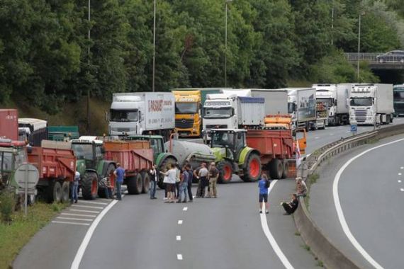 Merugi, Ribuan Petani Prancis Blokade Ratusan Truk Pengimpor Makanan - JPNN.COM
