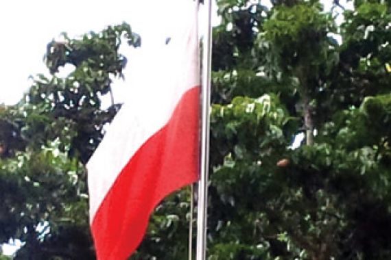 Walah, Selama Enam Bendera Merah Putih Berkibar Terbalik di Gedung DPRD - JPNN.COM