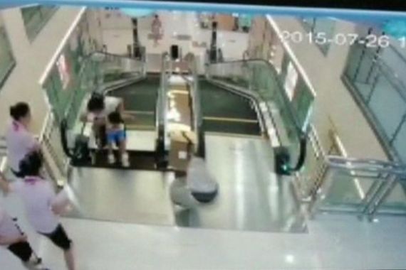 Video Ini Sungguh Mengerikan, Wanita Tewas 'Ditelan' Eskalator di Mal - JPNN.COM