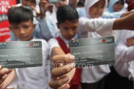 Siswa Pemegang KJP Naik Bus Transjakarta Gratis - JPNN.COM