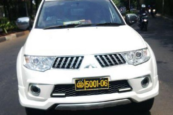 Ugal-ugalan di Jalan, Mobil Polisi Menabrak Lalu Kabur - JPNN.COM