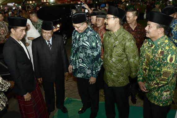 Sarungan, Jokowi Gembira Menyambut Muktamar NU - JPNN.COM