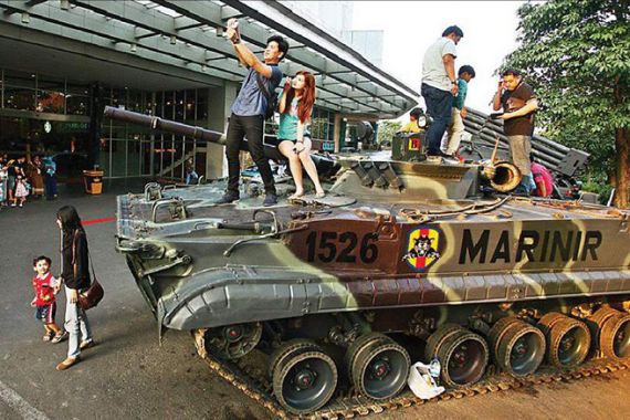 Tank Marinir Nongol di Mall, Langsung 'Diserbu', Ini Penampakannya - JPNN.COM