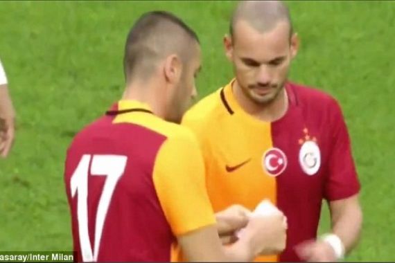 Di Tengah Laga Lawan Galatasaray, Mancini Kirim Pesan Rahasia ke Sneijder - JPNN.COM