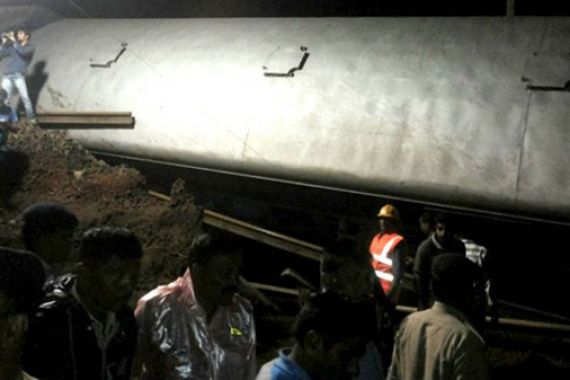 Banjir Sebabkan Dua Kereta India Keluar Rel, Puluhan Penumpang Tewas - JPNN.COM