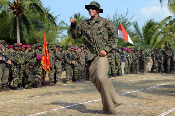 Gelak Tawa Marinir TNI dan Marinir AS di Sela Latihan Perang - JPNN.COM