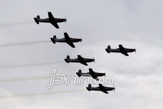 Geladi Kotor Perdana, Parade Flying Pass Pakai 13 Pesawat - JPNN.COM