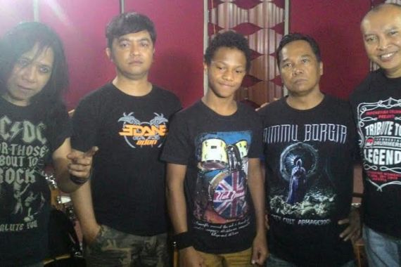 Rocker Senior Ini Kagum dengan Skil Gebukan Drummer Belia Asal Papua - JPNN.COM