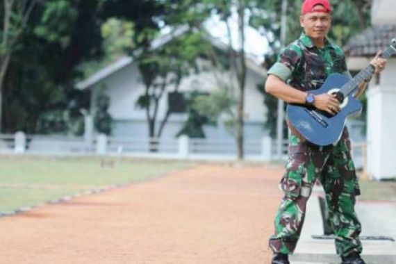 Pengamen di Preman Pensiun itu Gantikan Baret Merah dengan Topi Merah dan Gitar - JPNN.COM