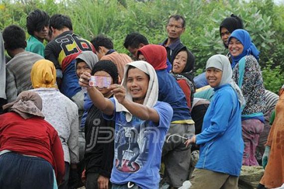 Asyik, Rebutan Ribuan Dolar Singapura yang Tercecer di Pantai - JPNN.COM