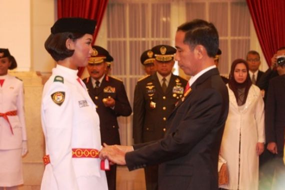 Lihat! Presiden Jokowi Memasangkan Sabuk Pada Si Cantik Ini di Istana, RESMI! - JPNN.COM