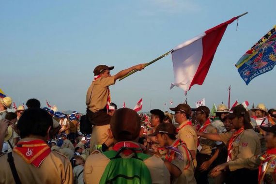 Pramuka dan Kopassus Terjun ke Kali Ciliwung - JPNN.COM