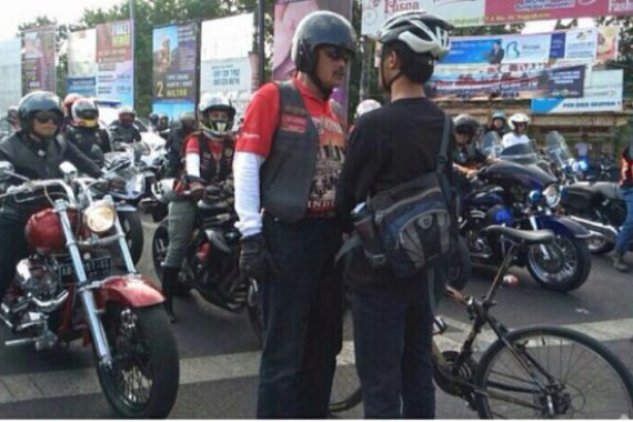 Salut Mas Bro... Aksi Berani Penghadang Konvoi Moge Banjir Pujian - JPNN.COM