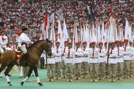 Jokowi Pimpin Upacara di Istana, Prabowo Gagah Naik Kuda - JPNN.COM