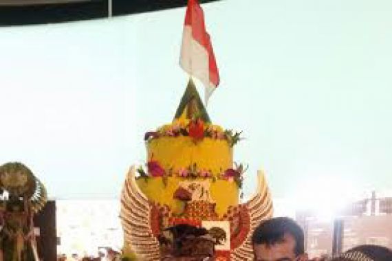 Sejarah Baru, Tumpeng Khas Indonesia di Milan Pecahkan Guinness World Record - JPNN.COM