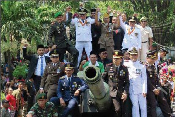 Ketika Tank TNI Ini Diserbu Masyarakat, Lihat Fotonya - JPNN.COM