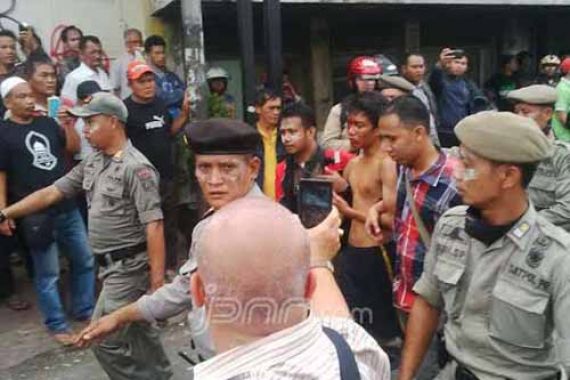 Kejam! Oknum Polri dan Satpol PP Hajar Karyawan RS Hermina - JPNN.COM