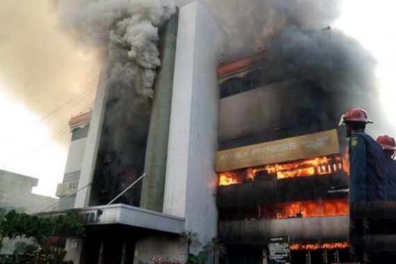 Medan Plaza Terbakar, Karyawan Salon Mikirin Gaji - JPNN.COM