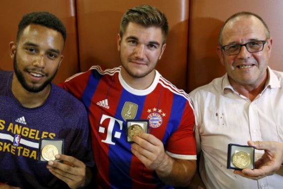 Dua AS yang Menangkap Pelaku Teror di Kereta Cepat Prancis Dapat Medali - JPNN.COM