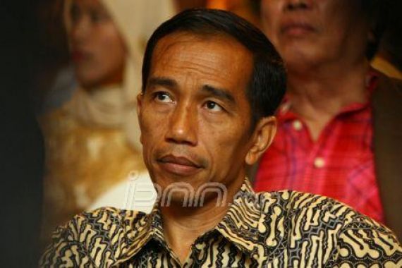 Blusukan di Jakarta, Presiden Bagi-bagi Sembako dan Buku Tulis - JPNN.COM